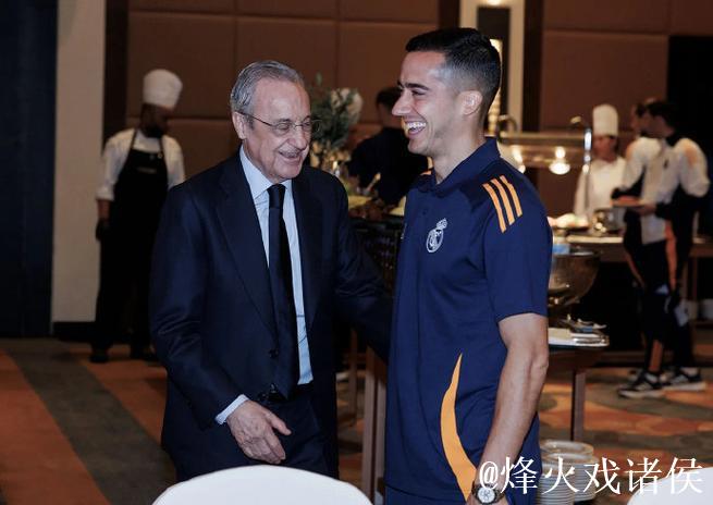 赛前传统环节:弗洛伦蒂诺与曼城CEO索里亚诺交流互动 赛前传统环节:弗洛伦蒂诺与曼城CEO索里亚诺交流互动